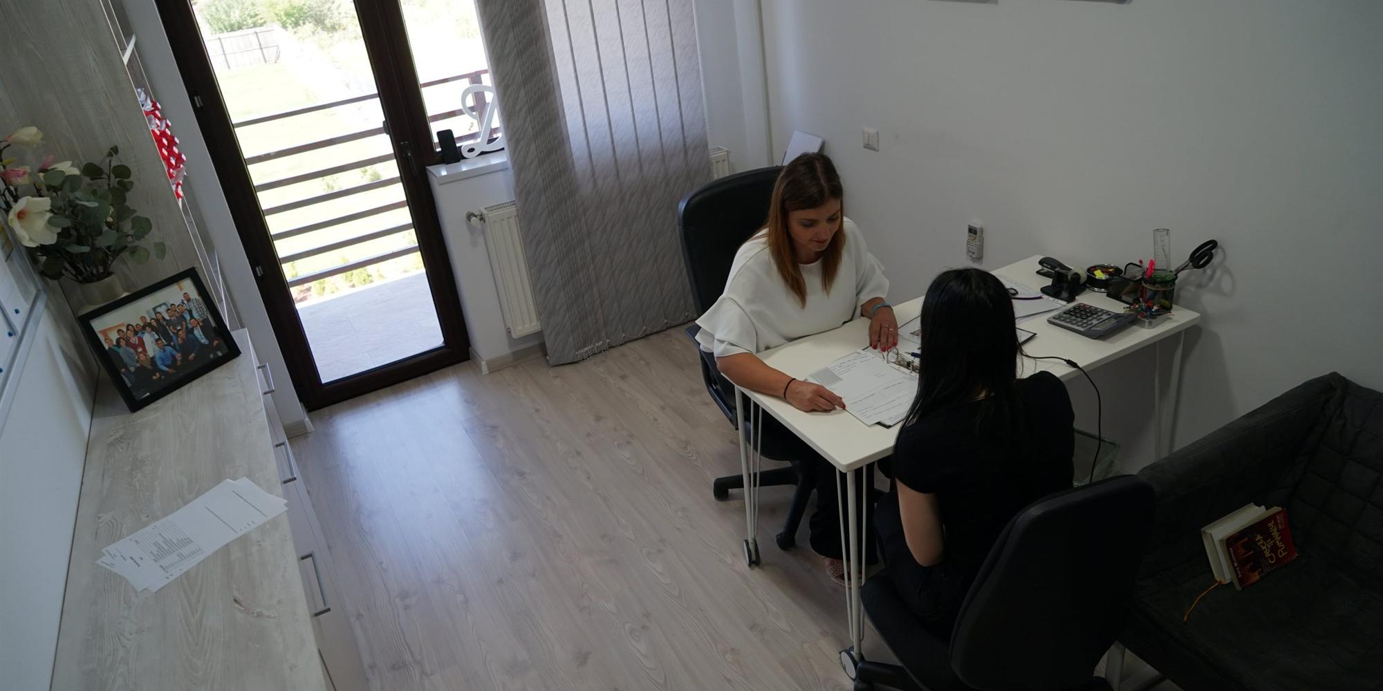 Discuție de consiliere la birou, într-un centru Teen Challenge