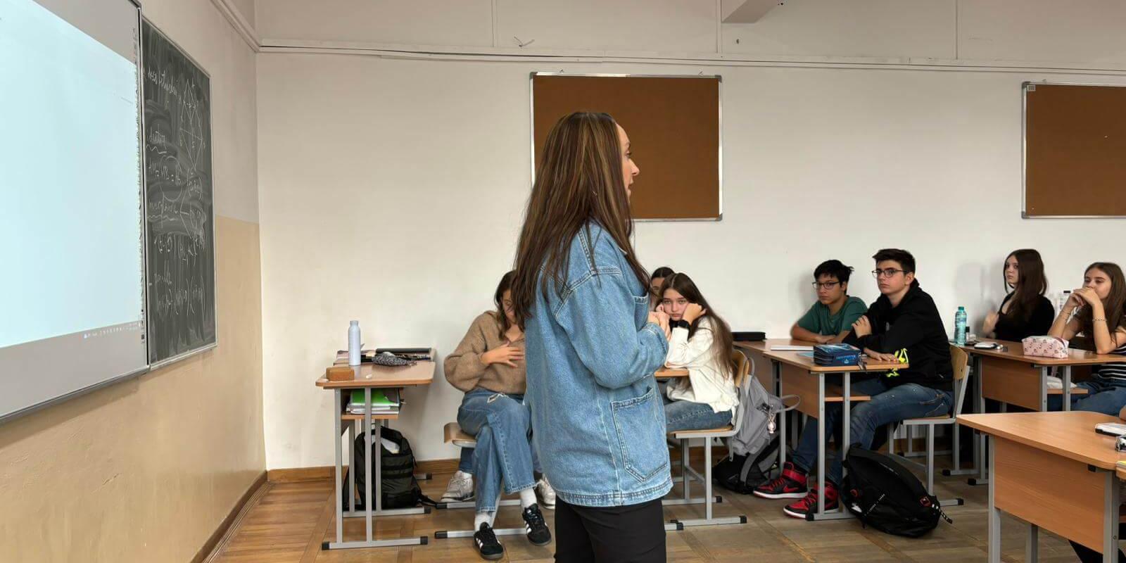 Sesiune de prevenire într-o sală de clasă, în fața elevilor